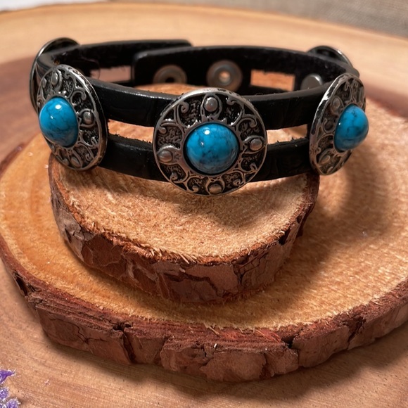 Genuine leather ,turquoise snap bracelet. 2 snaps to fit smaller& larger wrists - Picture 2 of 5